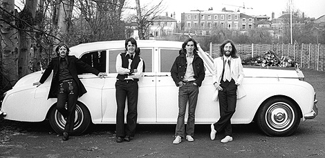 Los Beatles y el Rolls Royce de John. | Foto: Bruce McBroom