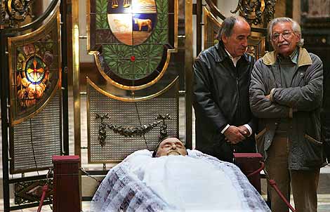 Los restos de Benedetti son velados en el Palacio Legislativo de Uruguay. | Efe