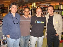 Abdur con Guillermo Fesser, Chema Rodrguez y Javier Moro.