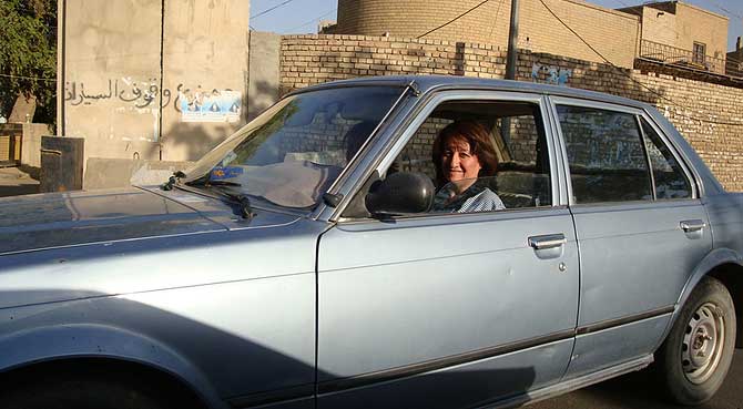 Una mujer iraqu pierde el miedo a conducir por Bagdad. | Foto: Monica G. Prieto