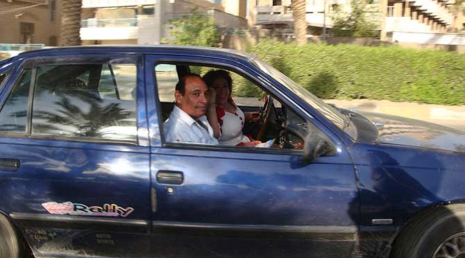 Un profesor de autoescuela ensea a conducir a una mujer iraqu. | Mnica G. Prieto