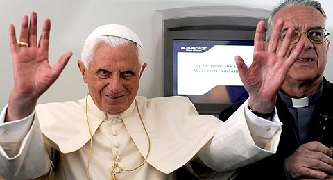 El Papa, en el vuelo de regreso de Israel a Roma. | Efe