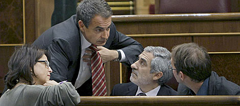 Zapatero, antes de las votaciones, conversa con Herrera (ICV) y Llamazares (IU). | Efe