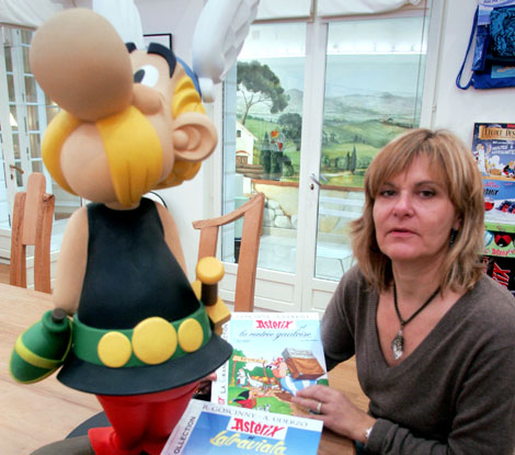 Sylvie Uderzo junto a una figura de Astrix. | AFP