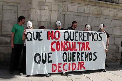 Un grupo de estudiantes porta una pancarta contra el proceso. | Carlos Cuesta
