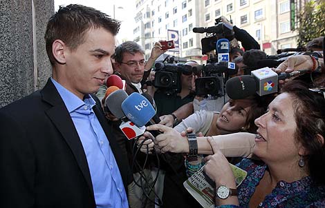 Pablo Soto atiende a los periodistas en el Juzgado de lo Mercantil de Madrid. | Antonio Heredia
