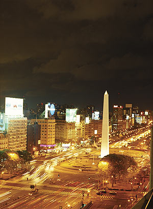Vista nocturna de la Avenida 9 de Julio de Buenos Aires, primer destino de la autora. | Jupiter