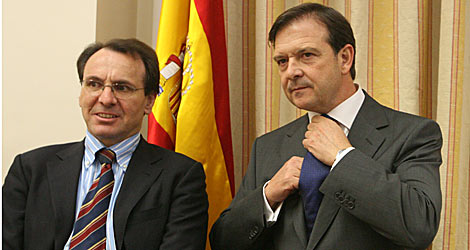 A la derecha, Alberto Saiz, antes de comparecer en la Comisión de Defensa. | José Aymá