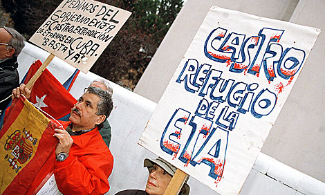 Protesta en el ao 2000 en la embajada de Cuba contra la permisividad de Castro. | Chema Conesa