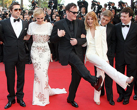 Tarantino con los actores de 'Malditos bastardos'. | Efe