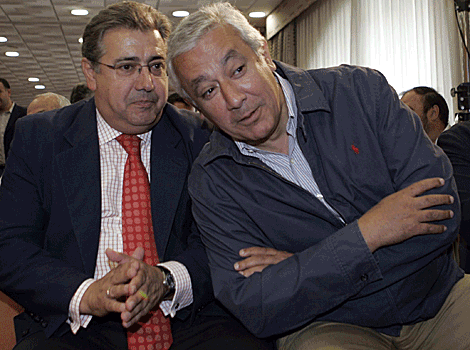 Juan Ignacio Zoido hacindole una confidencia a Javier Arenas. | Jess Morn