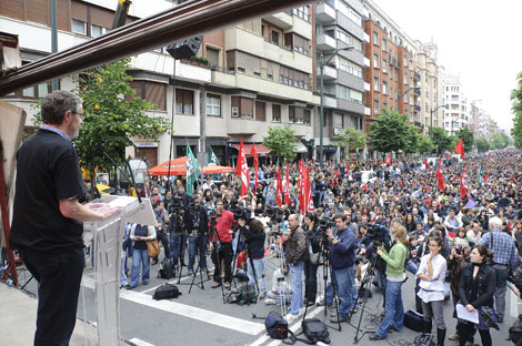 Adolfo Muoz, dirigente de ELA se dirige a los manifestantes en Bilbao. | Patxi Corral