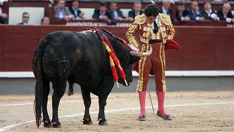 Morante de la Puebla desafía a uno de sus toros en Las Ventas. | José Aymá