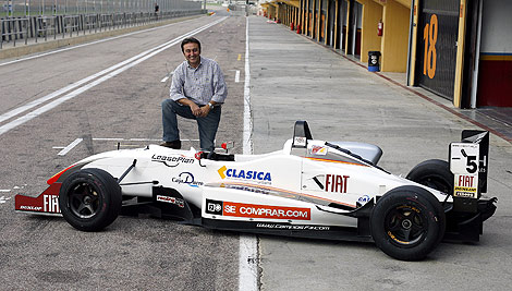 Adrin Campos junto a un monoplaza de F3 | Alberto Di Lolli
