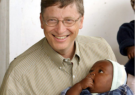 Bill Gates, con un beb que padece malaria. | Efe