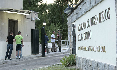 Entrada de la Academia de Ingenieros en cuarentena tras detectarse casos de posible gripe A. | Gonzalo Arroyo