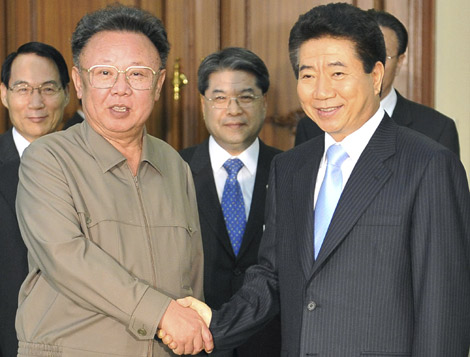 Roh Moo-hyun estrecha la mano con el lder de Corea del Norte, Kim Jong Il. | AP