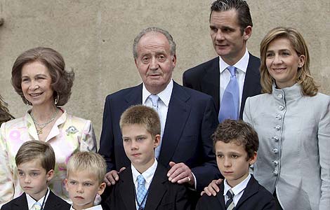 Los Reyes posan con algunos de sus nietos y con los Duques de Palma. | Efe