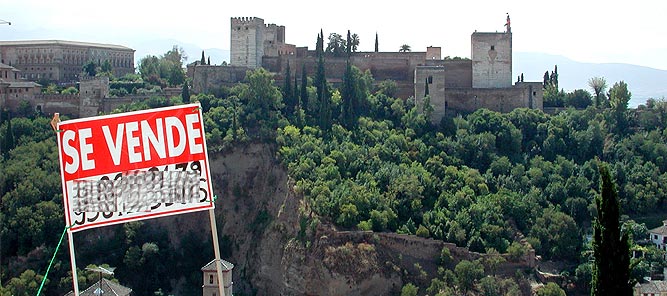 Cartel de 'Se Vende' delante del mirador de San Nicols, en el barrio del Albayzn, en el ao 2003. | EFE