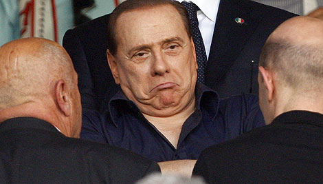 Berlusconi viendo un partido entre el Miln y el Roma, en el estadio de San Siro (Miln). | Reuters