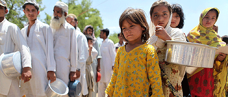 Decenas de desplazados pakistanes esperan la ayuda humanitaria. | ACNUR/H.Caux