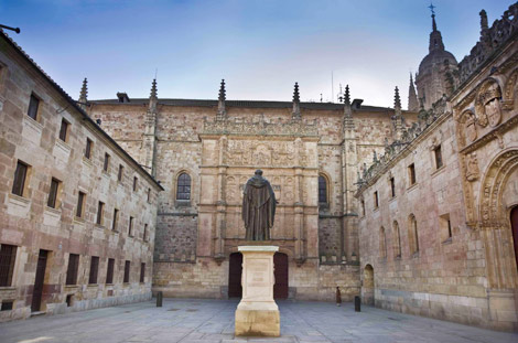 Fachada de la Universidad de Salamanca y estatua de Fray Luis de Len en el patio de las Escuelas Mayores. | E. Carrascal