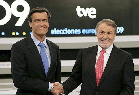 Lpez Aguilar y Mayor Oreja, minutos antes de que comenzara el debate. | Efe