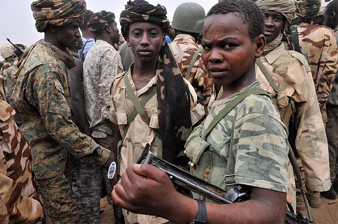Soldados del ejrcito de Chad en Abch donde la lucha ocurri el 7 de mayo contra los rebeldes que intensificaban una ofensiva contra el Presidente Idriss Deby. (Foto: G. Gobet)
