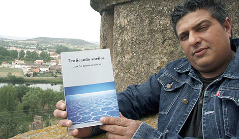 Bermdez Silva con su poemario. | Efe