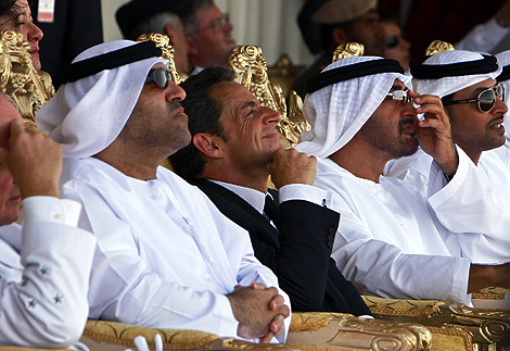 El prncipe heredero de los Emiratos rabes Unidos, Sheikh Mohamed Bin Zayed Al Nahyan (2 por la dcha.) y Nicolas Sarkozy observan una exhibicin area en Abu Dhabi. | AFP
