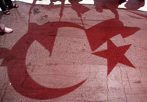 Bandera turca en una protesta en Ankara. | Reuters