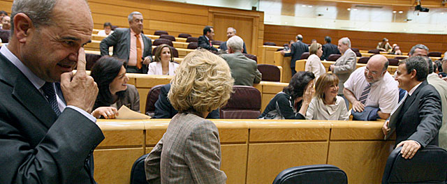 Manuel Chaves, ayer, en el Pleno del Senado junto a la vicepresidenta segunda, Elena Salgado. | José Ayma