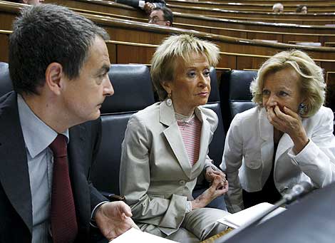 Zapatero, con las vicepresidentas De la Vega y Salgado, en el Congreso. | Efe