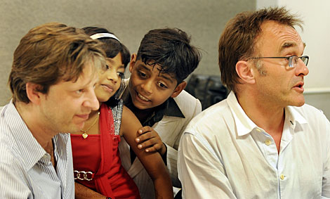 Los nios Azharuddin y Rubina, con el director y productor de 'Slumdog'. | AP