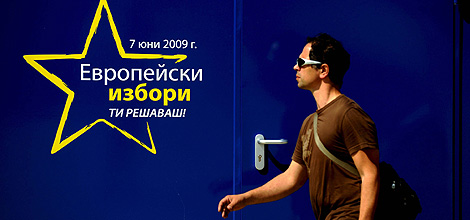 Un ciudadano pasa delante de un cartel electoral en Sofia. | Efe