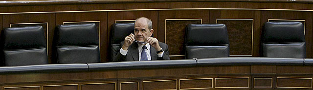 El vicepresidente tercero del Gobierno, Manuel Chaves, solo en el Congreso de los Diputados. | Efe