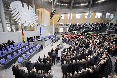 Miembros de la 'Bundesversammlung' (Convención Federal) aplauden al presidente alemán Horst Koehler tras su reelección en Berlín. | AFP