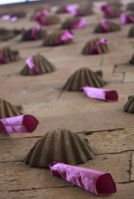 Fachada de la Casa de las Conchas con las corbatas rosas. | E. Carrascal