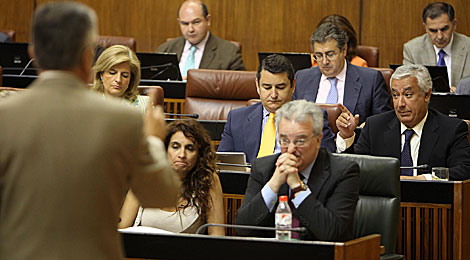 Grin se dirige a Arenas durante el pleno del Parlamento. | Fernando Ruso