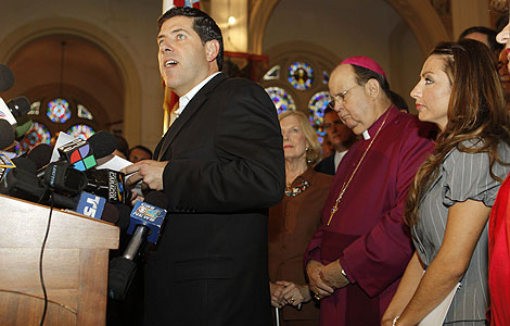 Alberto Cutie y su novia, Rhuma Canellis, durante la rueda de prensa en la que anunci que abandona la Iglesia Catlica. | AP