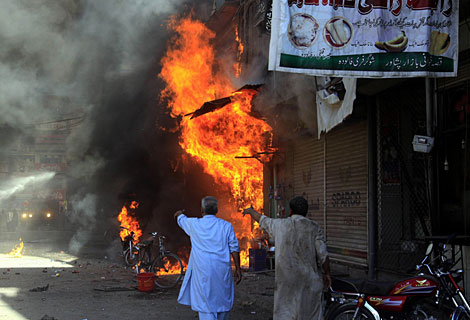 Uno de los atentados en un bazar de Peshawar. | AP
