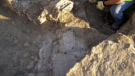 Mosaico y estructuras romanas descubiertas durante las excavaciones. | Efe