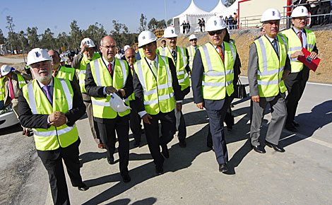 Chaves (segundo por la izquierda) en la inauguración de la planta. | Antonio Luis Delgado