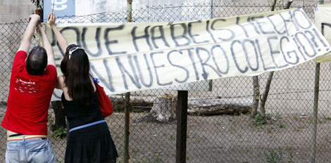 Dos ex colegiales colocando una pancarta de protesa | Sergio Enrquez