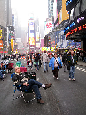 Mark Sotckard, tomando la 'fresca' en Times Square. | C.F.