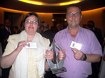 Maria del Carmen Antolin y Antonio Martnez, con el trofeo del premio BBVA y sus tarjetas de artesanos. | F.B.