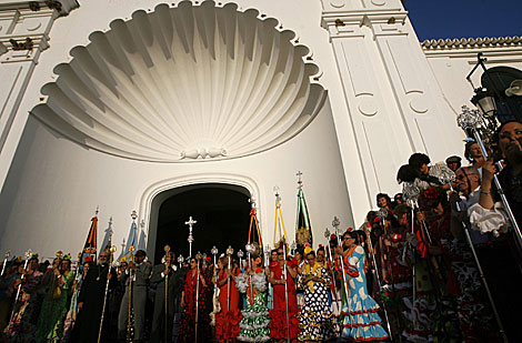 Romeros ante la puerta del santuario durante la presentacin de filiales. | Reuters