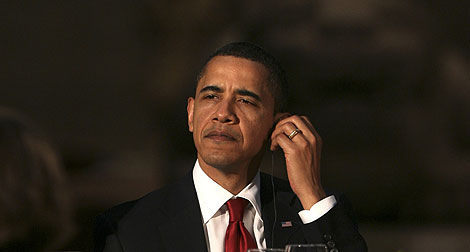 Barack Obama se coloca un auricular de traduccin simultnea. | Reuters