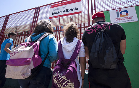 Alumnos a las puertas del Instituto Isaac Albniz de Legans (Foto: Gonzalo Arroyo)