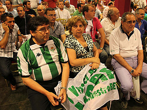Un momento de la reunin organizada ayer por 'Por nuestro Betis'. | F. Ruso